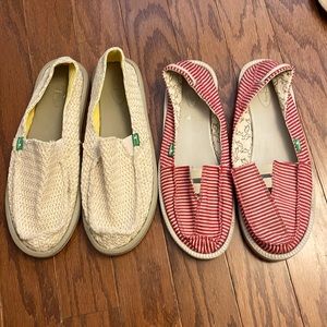 2x Sanuk slip on sandals